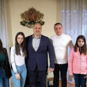 Наградени ученици от Босилеград на церемония в Генералното консулство на Република България в Ниш